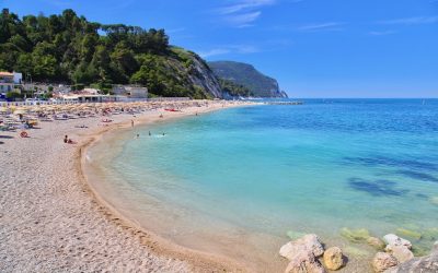 Le spiagge più belle di Numana: guida al mare della Riviera Conero